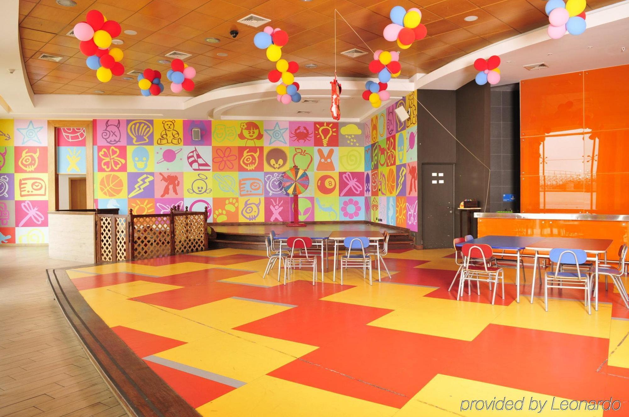 Hotel Enjoy Coquimbo Restaurace fotografie The interior of a McDonald's PlayPlace